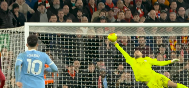 Thủ thành Gianluigi Donnarumma có nhiều pha cứu thua xuất sắc tại Anfield.