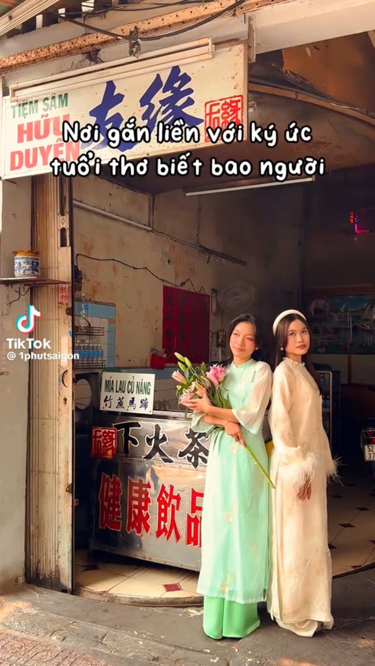 Các chi tiết trang trí tại tiệm sâm mang phong cách Hong Kong những năm 90