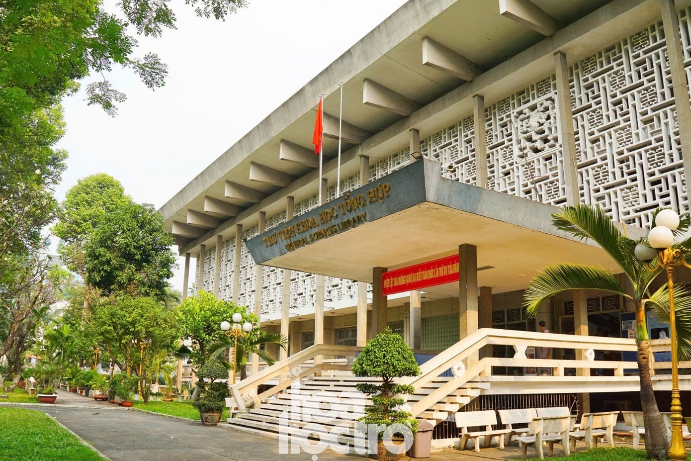 Thư viện Khoa học Tổng hợp TP.HCM với kiến trúc hiện đại kết hợp truyền thống và không gian xanh.