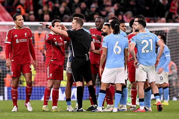Các cầu thủ Liverpool thất vọng sau trận thua Man City