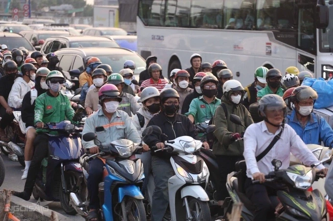 Kẹt xe nghiêm trọng tại cửa ngõ TP HCM trong kỳ nghỉ lễ.
