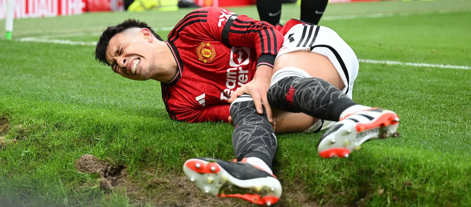 Sự trở lại của Martinez giúp hàng thủ Man Utd tự tin hơn.