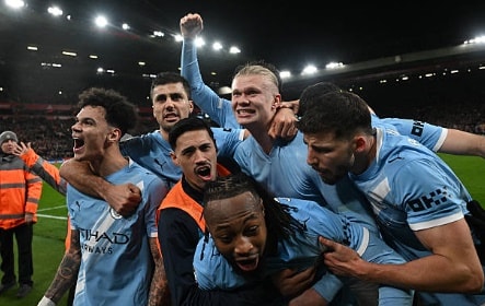 Erling Haaland ăn mừng bàn thắng quyết định giúp Manchester City giành trọn 3 điểm tại Anfield.