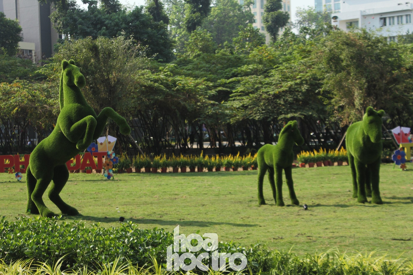 Tiểu cảnh linh vật hình con ngựa tại công viên