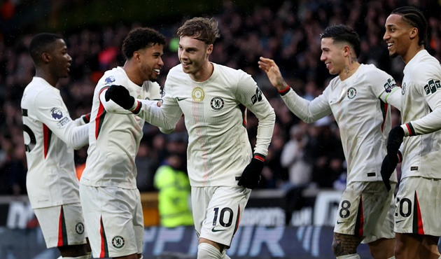Cập nhật cuộc đua Top 4 Ngoại hạng Anh sau vòng 25 khi Chelsea và MU cùng tăng tốc.