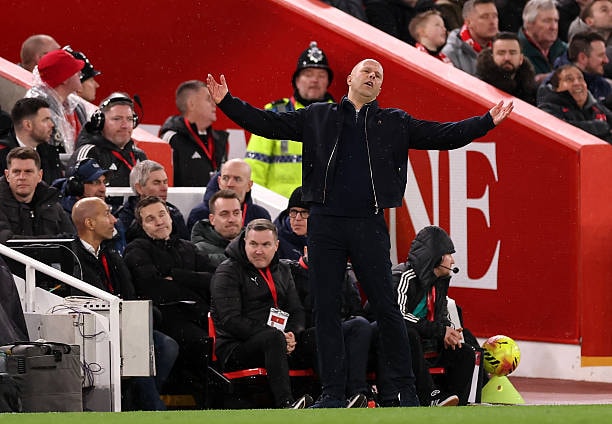 HLV Arne Slot đang đối mặt với nhiều áp lực tại Liverpool