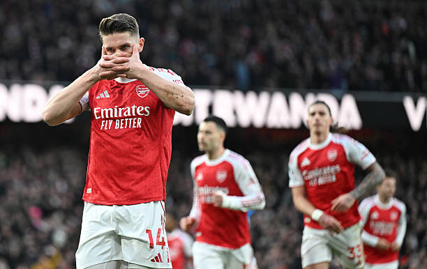 Arsenal đánh bại Sunderland 3-0 tại Emirates để duy trì khoảng cách an toàn với nhóm bám đuổi.