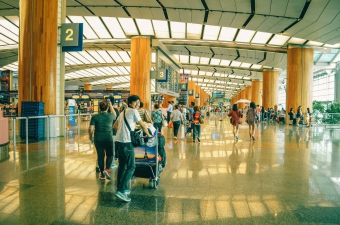 Hành khách làm thủ tục tại sân bay trong dịp cao điểm Tết.