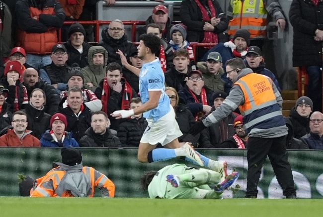 Matheus Nunes nỗ lực đột phá mang về quả phạt đền quyết định cho Man City.