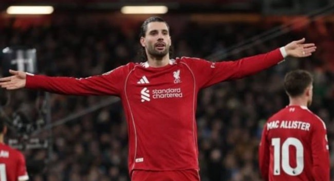 Siêu phẩm đá phạt của Dominik Szoboszlai mở tỷ số cho Liverpool tại Anfield.