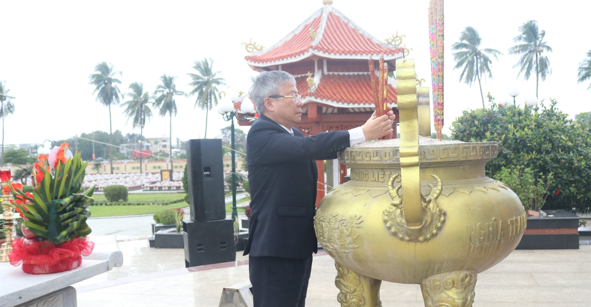 Phó Bí thư Thành ủy, Chủ tịch HĐND thành phố Nguyễn Đức Dũng viếng hương tại Nghĩa trang liệt sĩ Điện Bàn. Ảnh: HOÀNG LIÊN