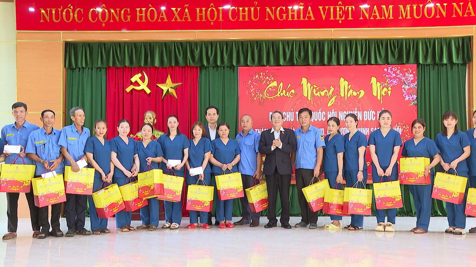 PCT QUOC HOI NGUYEN DUC HAI THAM LANG HOA BINH.00_00_52_13.Still001