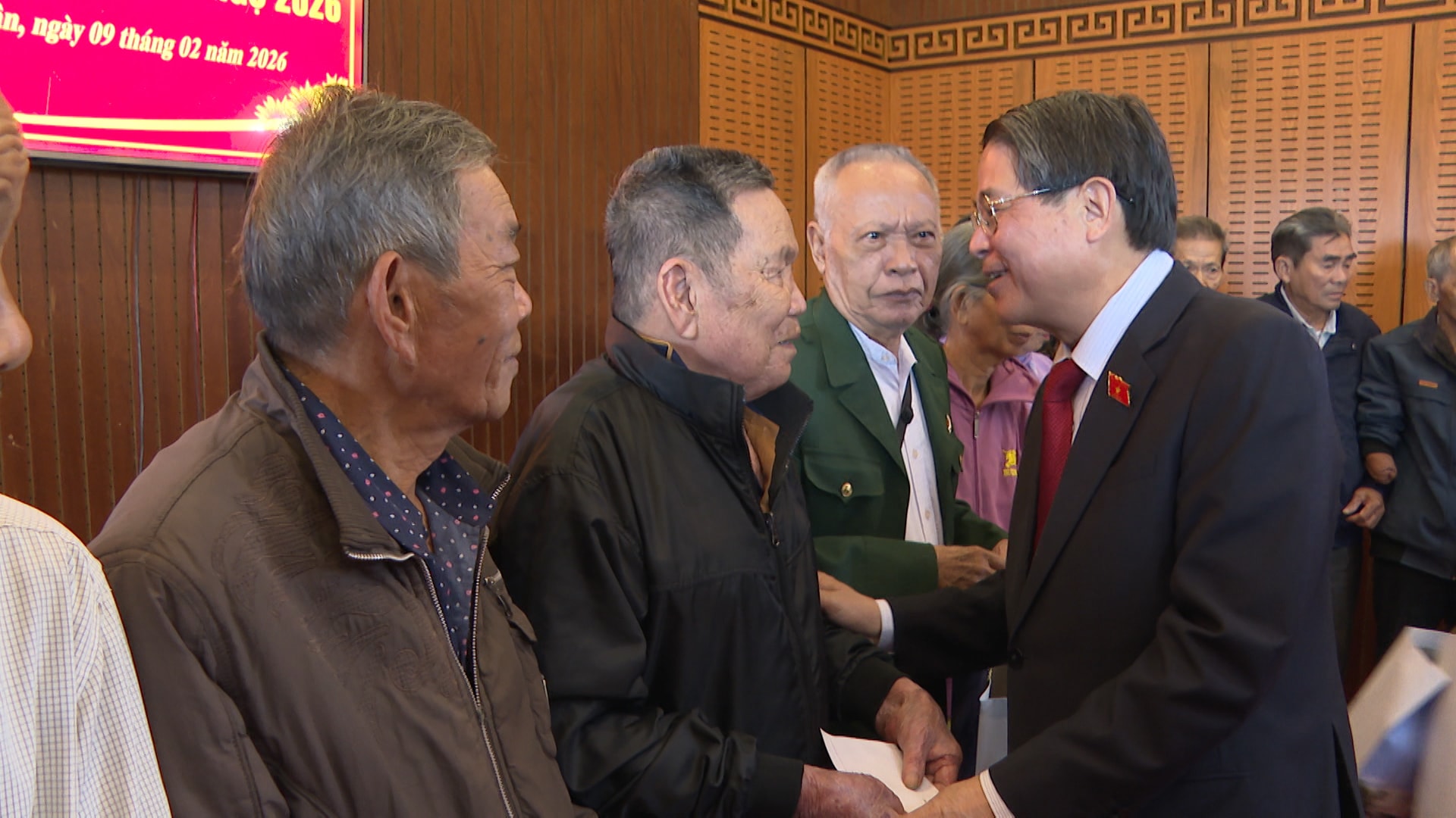 tặng quà xã tam xuân