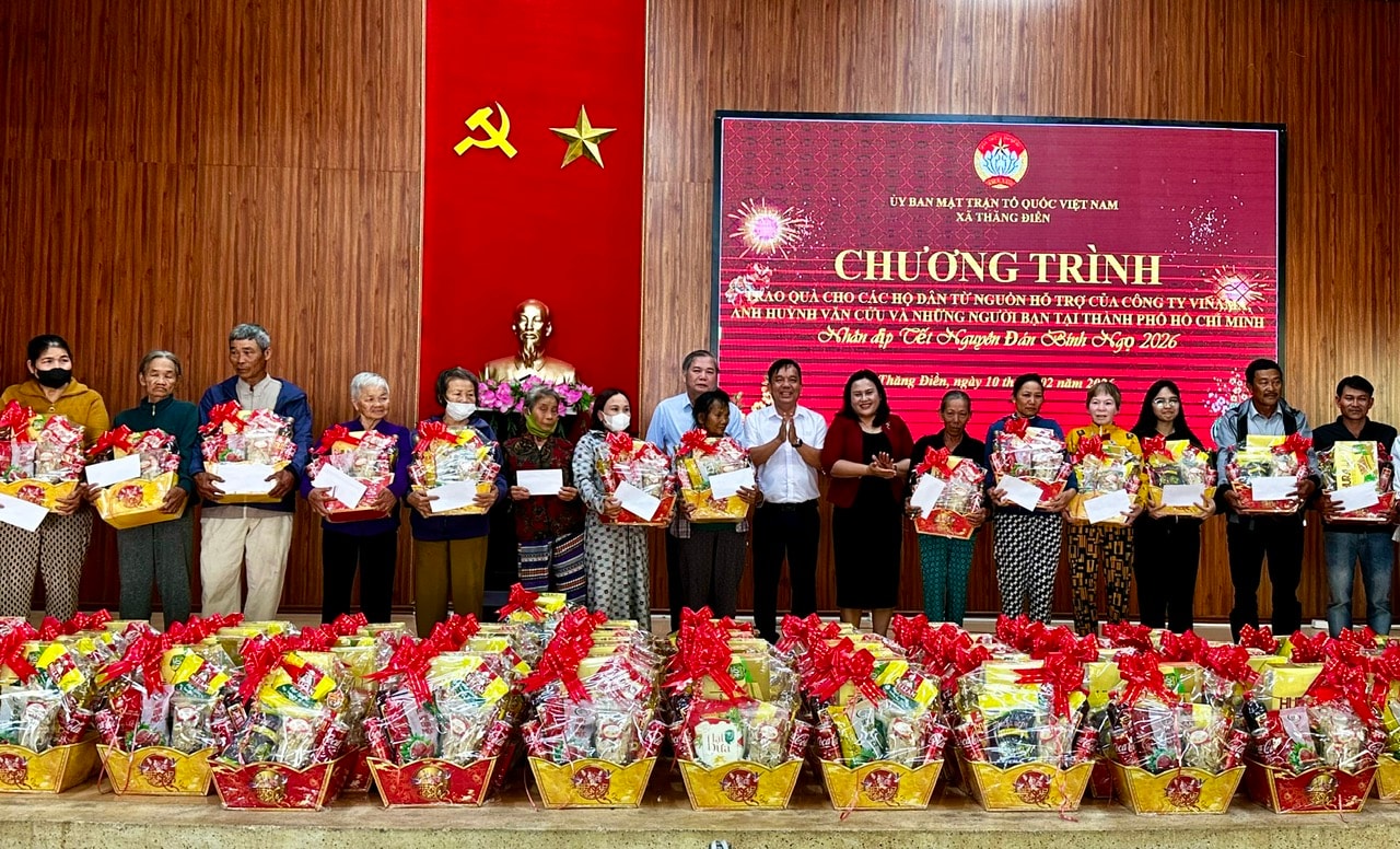 Chương trình đã trao tặng 100 suất quà Tết (mỗi suất 1 triệu đồng) cho các hộ nghèo, hộ có hoàn cảnh khó khăn trên địa bàn xã Thăng Điền. ẢNH XUÂN HIẾU