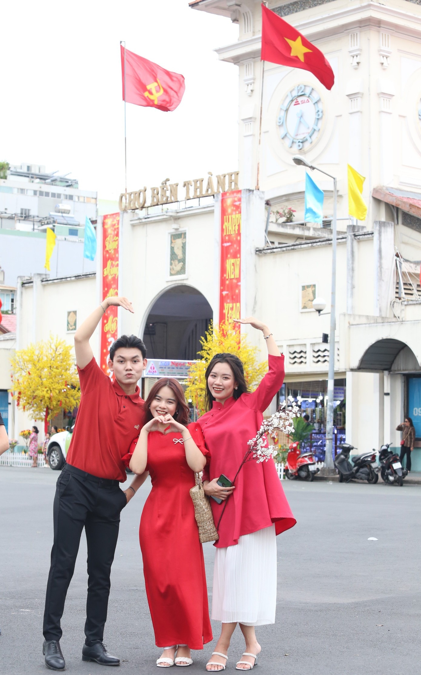 Người dân chụp ảnh check-in tại mặt tiền chợ Bến Thành