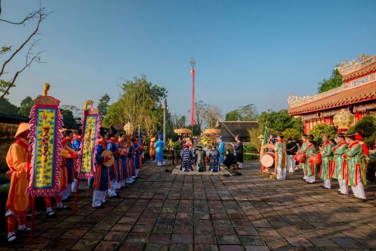Nghi lễ dựng nêu tại Huế mang đậm màu sắc cung đình.