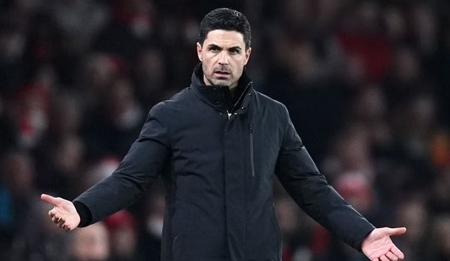 HLV Mikel Arteta chỉ đạo trên sân