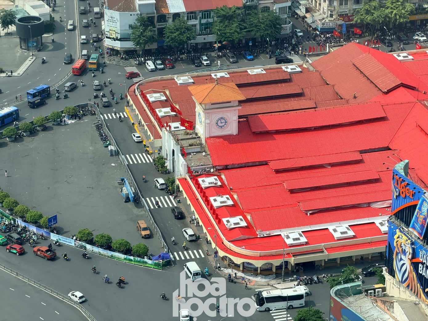 Chợ Bến Thành được sơn mới chuẩn bị đón Tết Bính Ngọ 2026