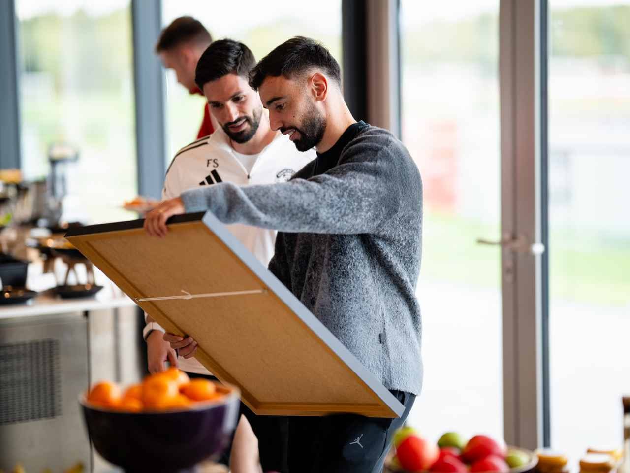 Bruno Fernandes thường xuyên tổ chức các hoạt động gắn kết phòng thay đồ Manchester United.