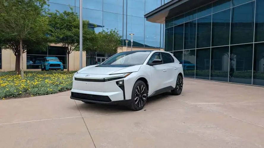 Thiết kế ngoại thất của Toyota bZ 2026 với phần đầu xe tinh chỉnh và lược bỏ ốp nhựa vòm bánh xe