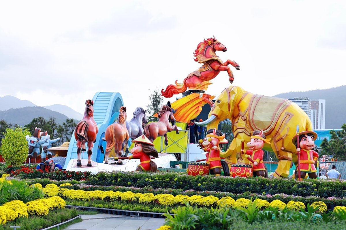 Tạo hình linh vật ngựa phi hành gia tại Gia Lai