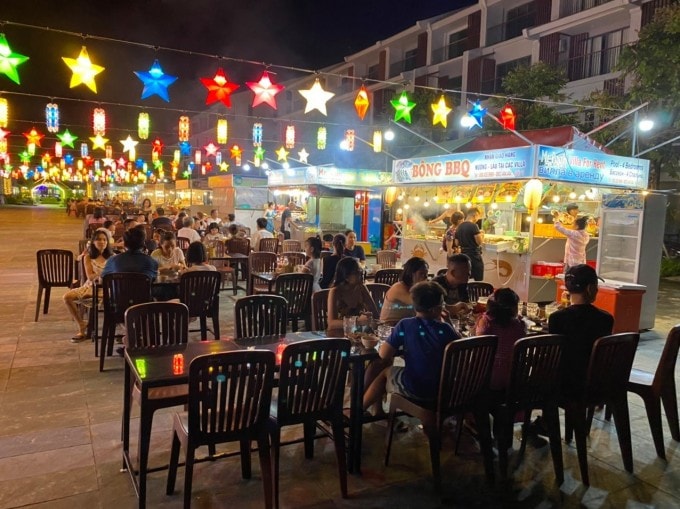 Gian hàng hải sản tươi sống tại khu vực chợ đêm Bãi Trường Phú Quốc.