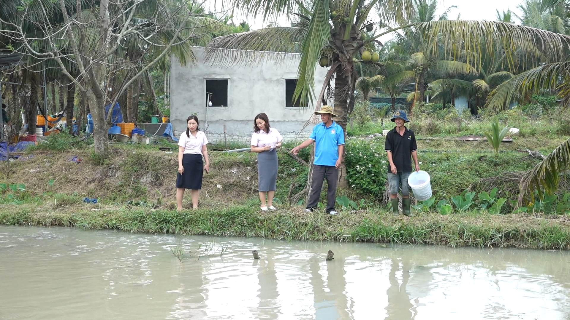 Ông Đinh Ngọc Phương (thôn Phú Sơn 2, xã Hòa Tiến tiếp cận nguồn vốn vay tại NHCSXH để đầu tư mua nguyên liệu, thức ăn, con giống phục vụ cho phát triển kinh tế với mô hình nuôi cá trê.