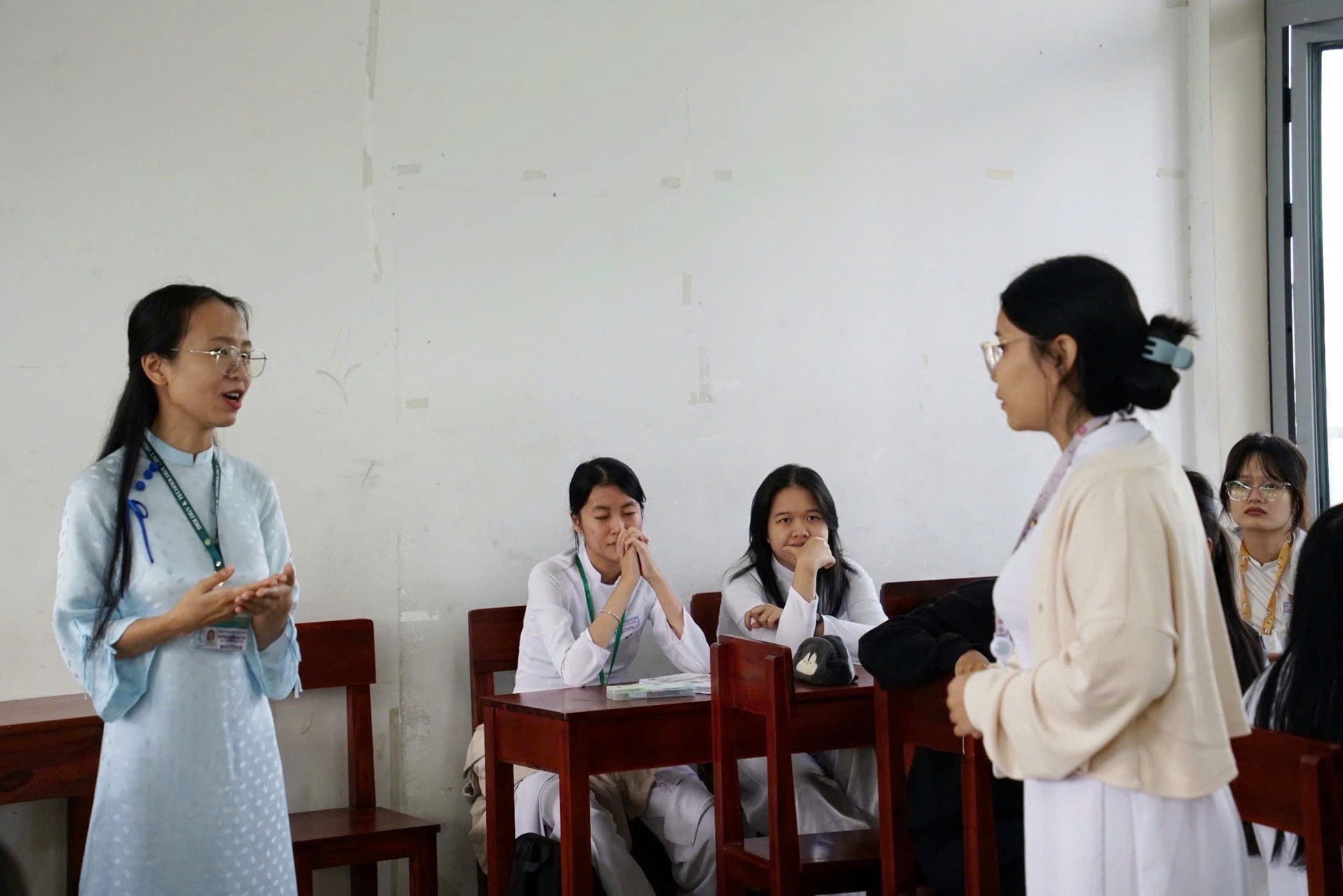Một tiết học tại Trường THPT Nguyễn Văn Thoại được tổ chức theo hình thức tương tác, khuyến khích học sinh trao đổi và phản biện. Ảnh: NAM BÌNH