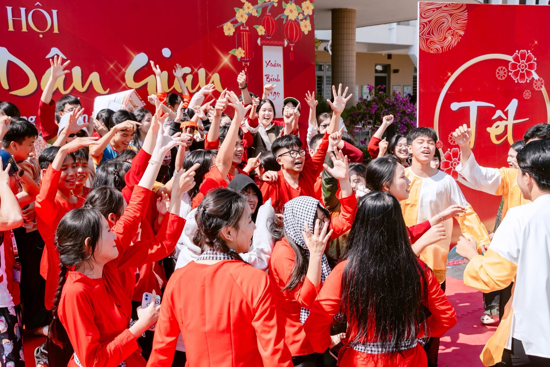 Học sinh Trường THPT Nguyễn Văn Thoại hào hứng trải nghiệm tại Ngày hội Văn hóa dân gian 2026. Ảnh: NAM BÌNH
