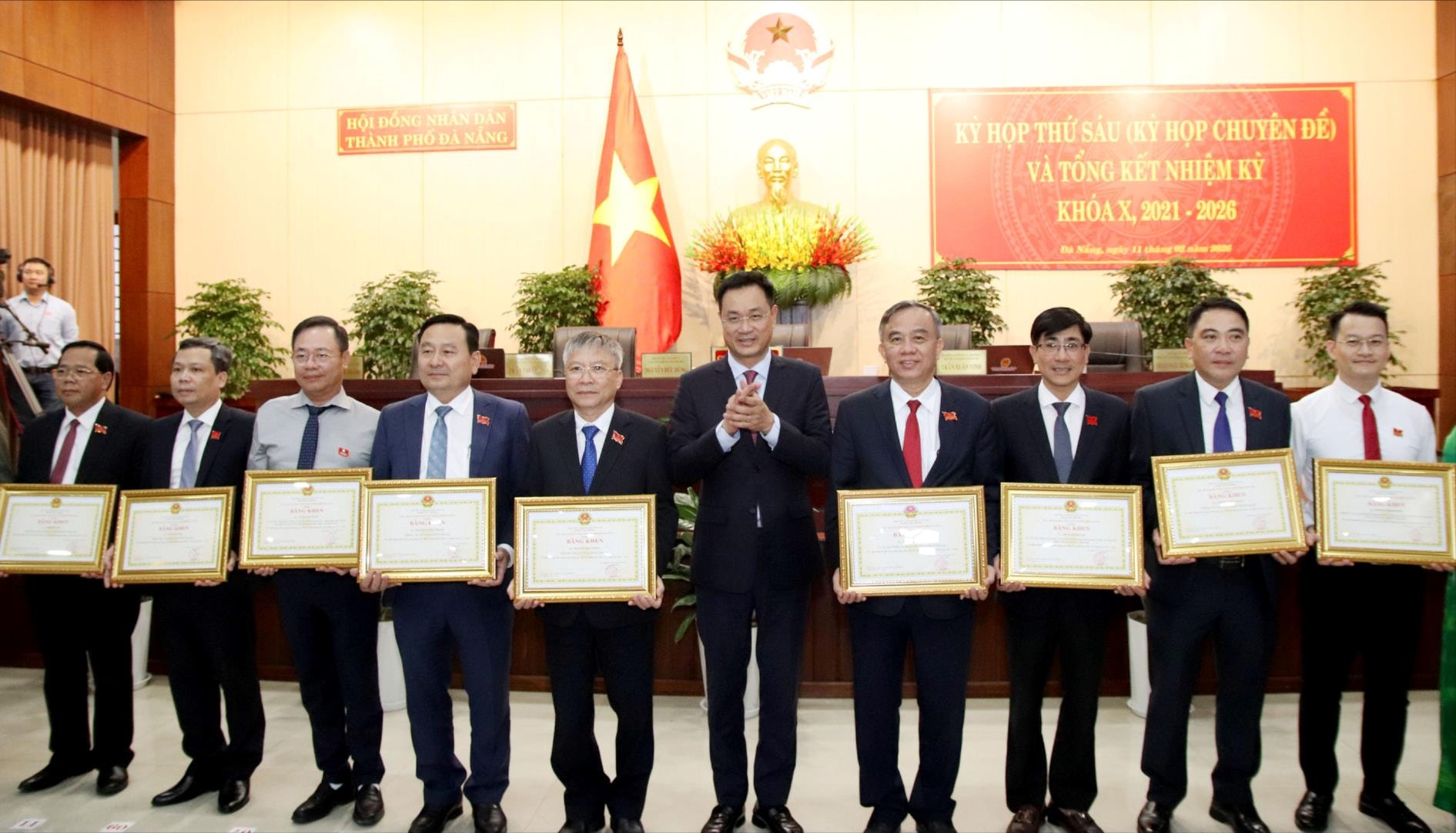 Bí thư Thành ủy Lê Ngọc Quang trao bằng khen cho các cá nhân tại kỳ họp. Ảnh: TRỌNG HUY