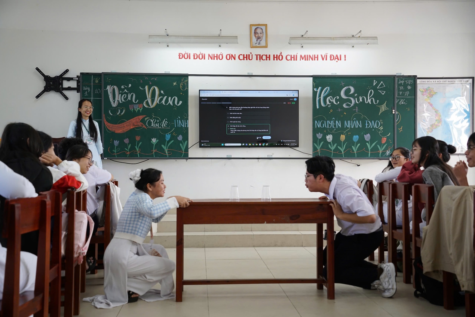 Một tiết học tại Trường THPT Nguyễn Văn Thoại được tổ chức theo hình thức tương tác, khuyến khích học sinh trao đổi và phản biện. Ảnh: NAM BÌNH