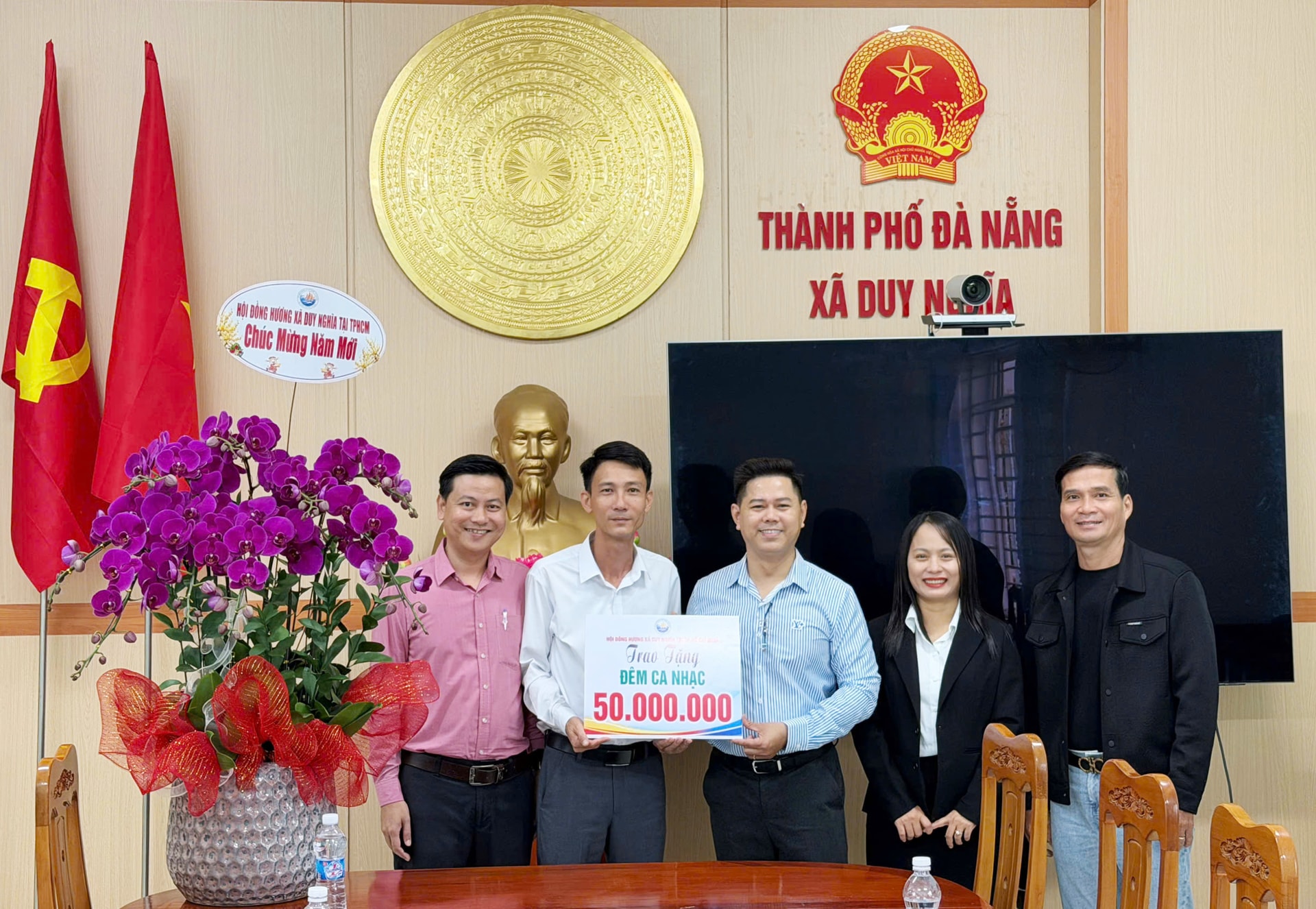 Đại diện Hội đồng hương xã Duy Nghĩa trao 50 triệu đồng cho Chương trình nghệ thuật _Duy Nghĩa yêu thương - vươn mình đổi mới_
