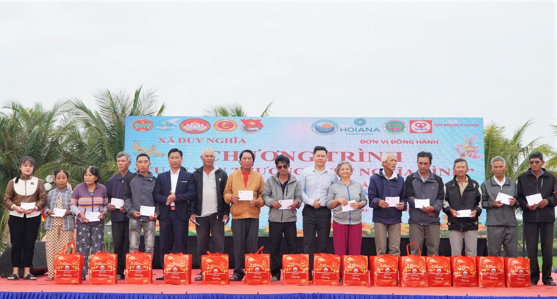 dai-dien-uy-ban-mttq-viet-nam-xa-duy-nghia-va-hoi-dong-huong-xa-duy-nghia-trao-qua-cho-ba-con-tai-chuong-trinh(1).jpg