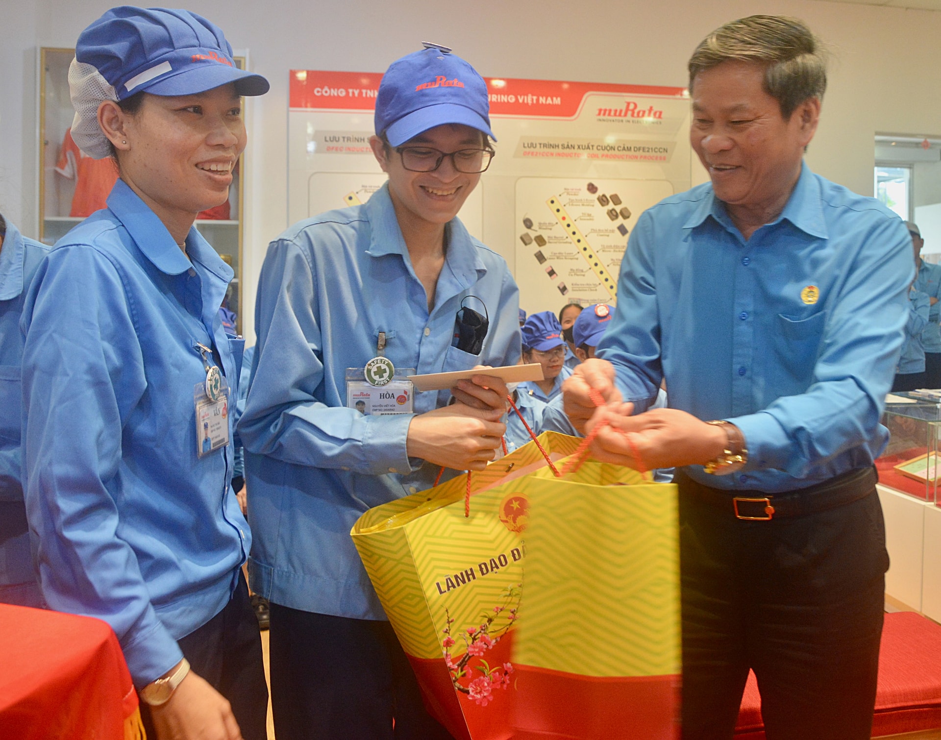 Los trabajadores de Murata Manufacturing Vietnam Co., Ltd. (Parque Industrial Hoa Khanh) reciben regalos de Tet del sindicato. Foto: LAM VIEN