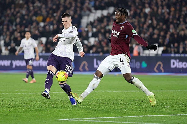 Bảng xếp hạng Ngoại hạng Anh biến động Việc Chelsea và Manchester United thay nhau sẩy chân đã mở ra cơ hội thu ngắn khoảng cách cho Liverpool.