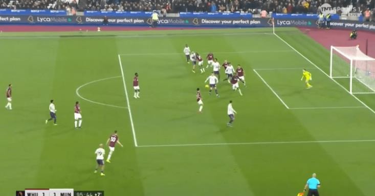 HLV Michael Carrick đối mặt với bài toán hóa giải các hàng phòng ngự lùi sâu sau trận hòa West Ham.