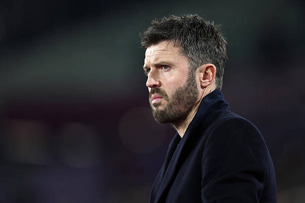 HLV Michael Carrick trên đường pitch trong trận đấu với West Ham.