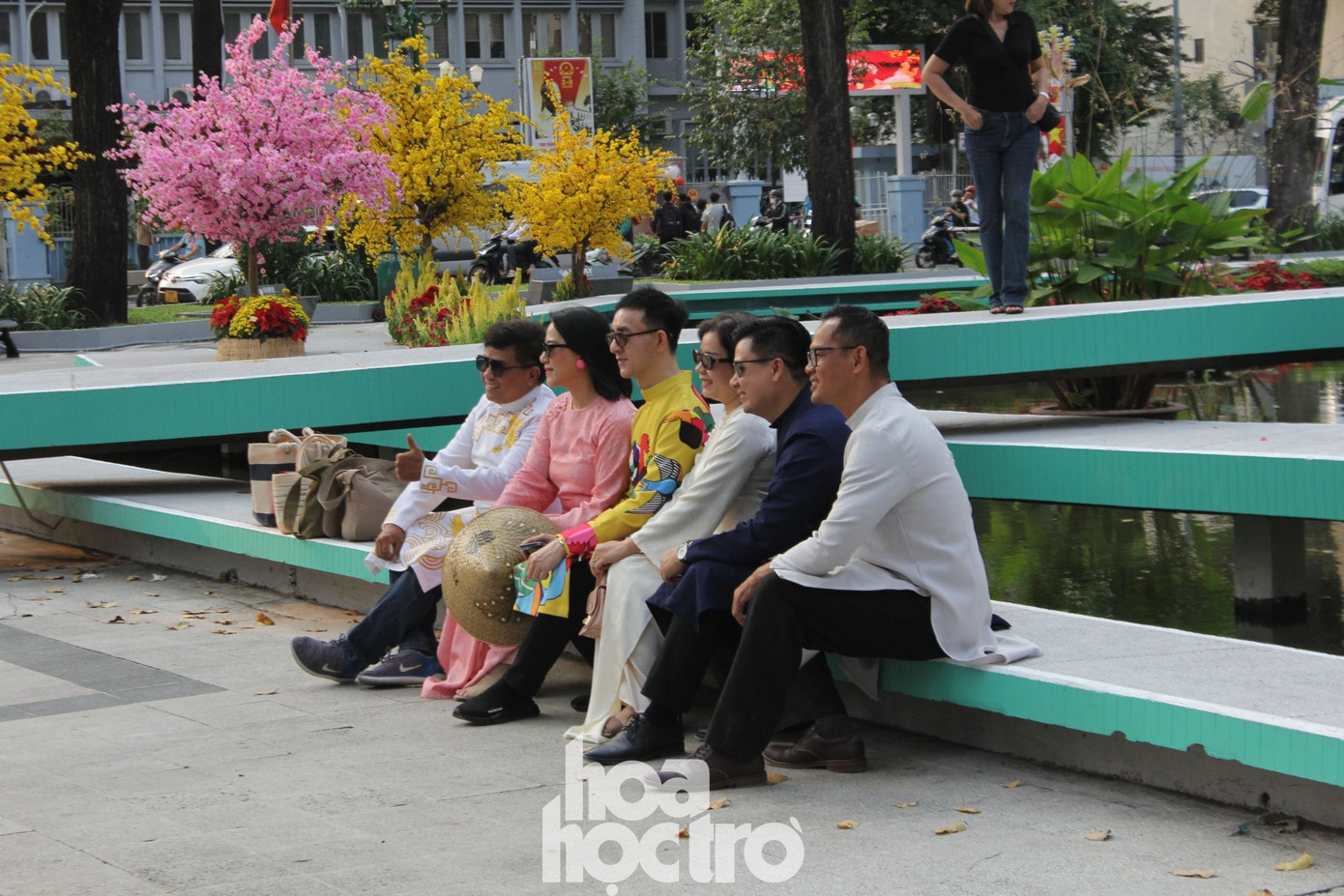 Người dân chụp ảnh áo dài tại Hồ Con Rùa