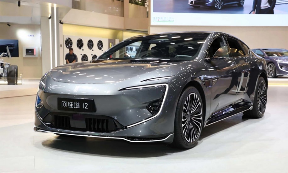Nội thất xe Avatr 12 với phối màu đỏ đen tương phản và vô lăng tích hợp nút vật lý Boost.