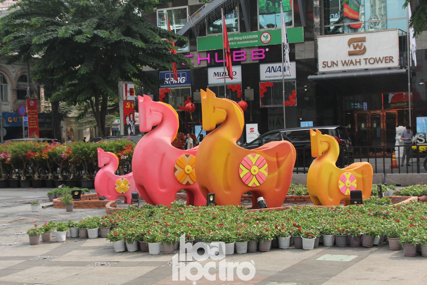 Linh vật ngựa và hình ảnh thỏi vàng may mắn