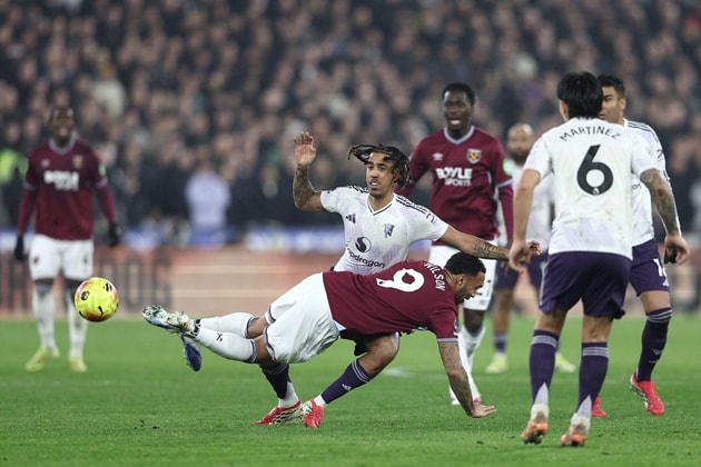Leny Yoro được kỳ vọng sẽ thay thế vị trí của Harry Maguire trong đội hình xuất phát sắp tới.