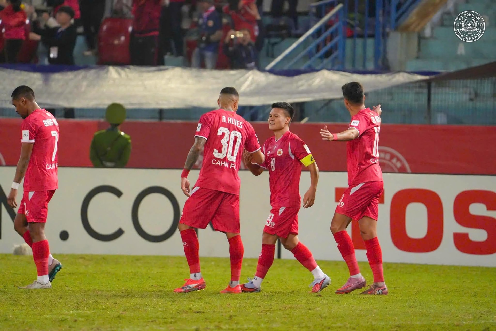 Nguyễn Quang Hải ăn mừng bàn thắng vào lưới Tampines Rovers