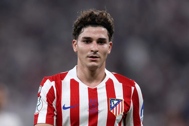 Alvarez là mục tiêu hàng công của Chelsea lẫn Arsenal.