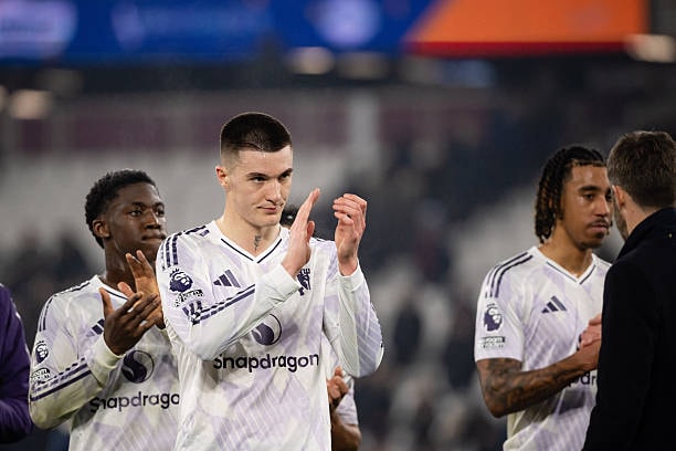 Benjamin Sesko ghi bàn thắng quý giá giúp Manchester United thoát thua trước West Ham trong những phút bù giờ.