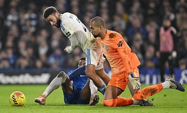 Hàng phòng ngự Chelsea mắc sai lầm liên tiếp trong hiệp hai.