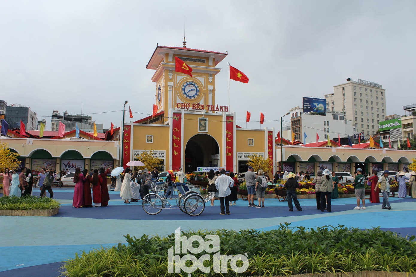 Chợ Bến Thành rực rỡ trong nắng xuân