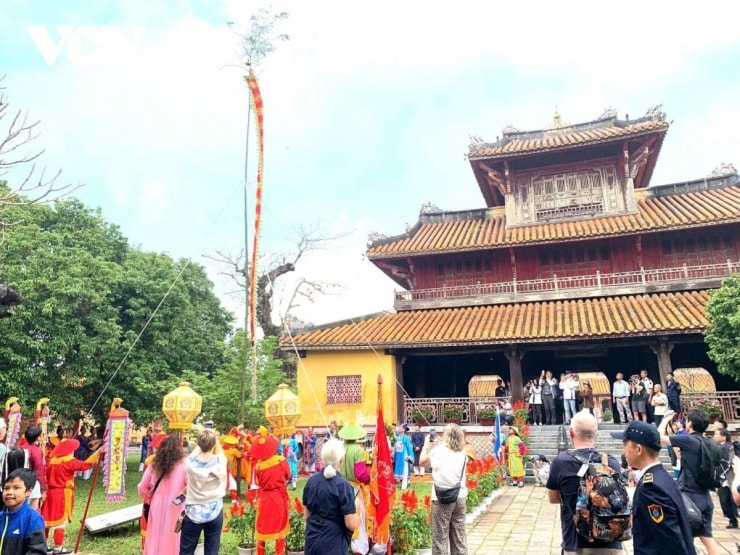 Người dân và du khách chứng kiến Lễ dựng nêu trong Đại Nội Huế