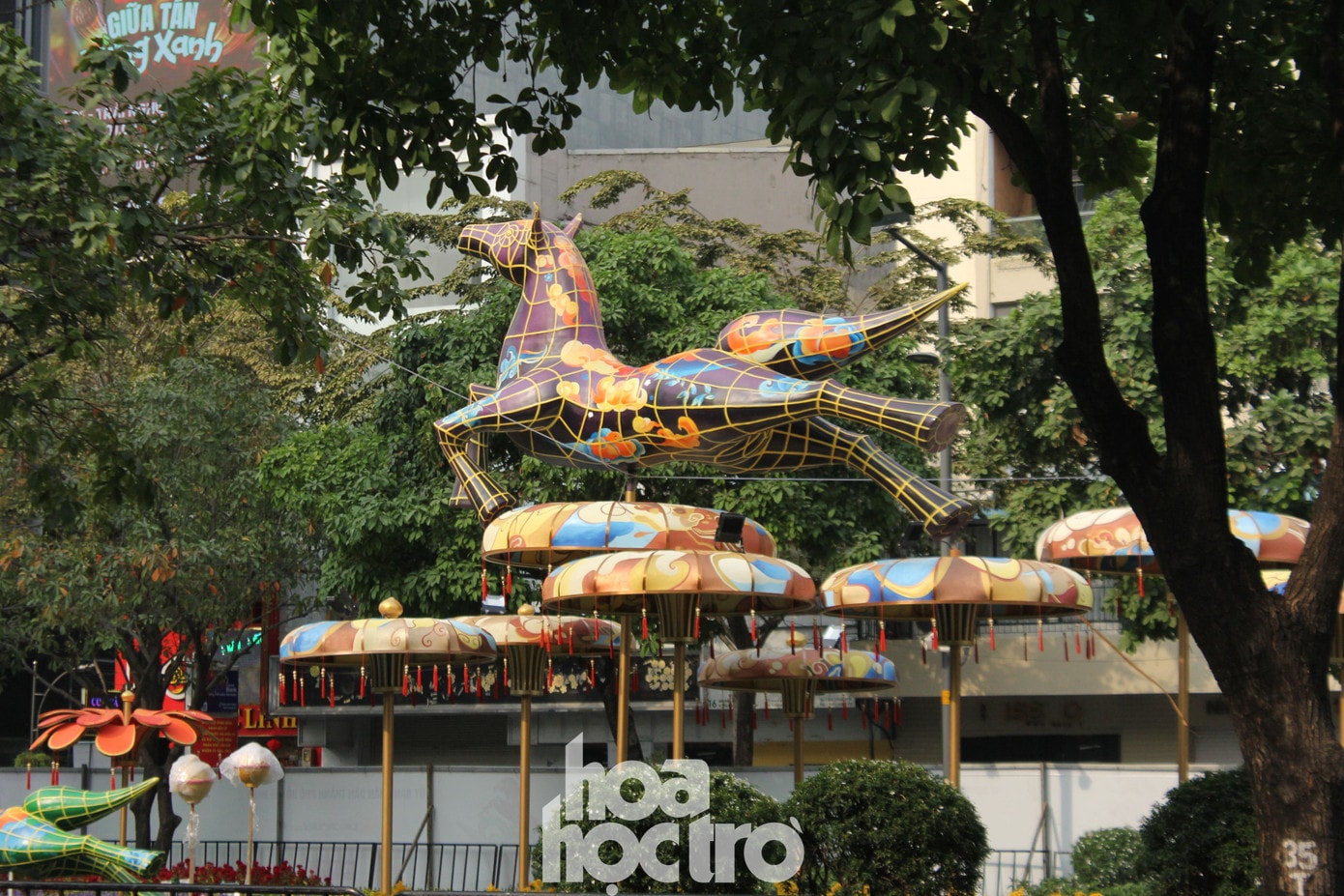 Tiểu cảnh vòng quay ngựa gỗ tại đường hoa