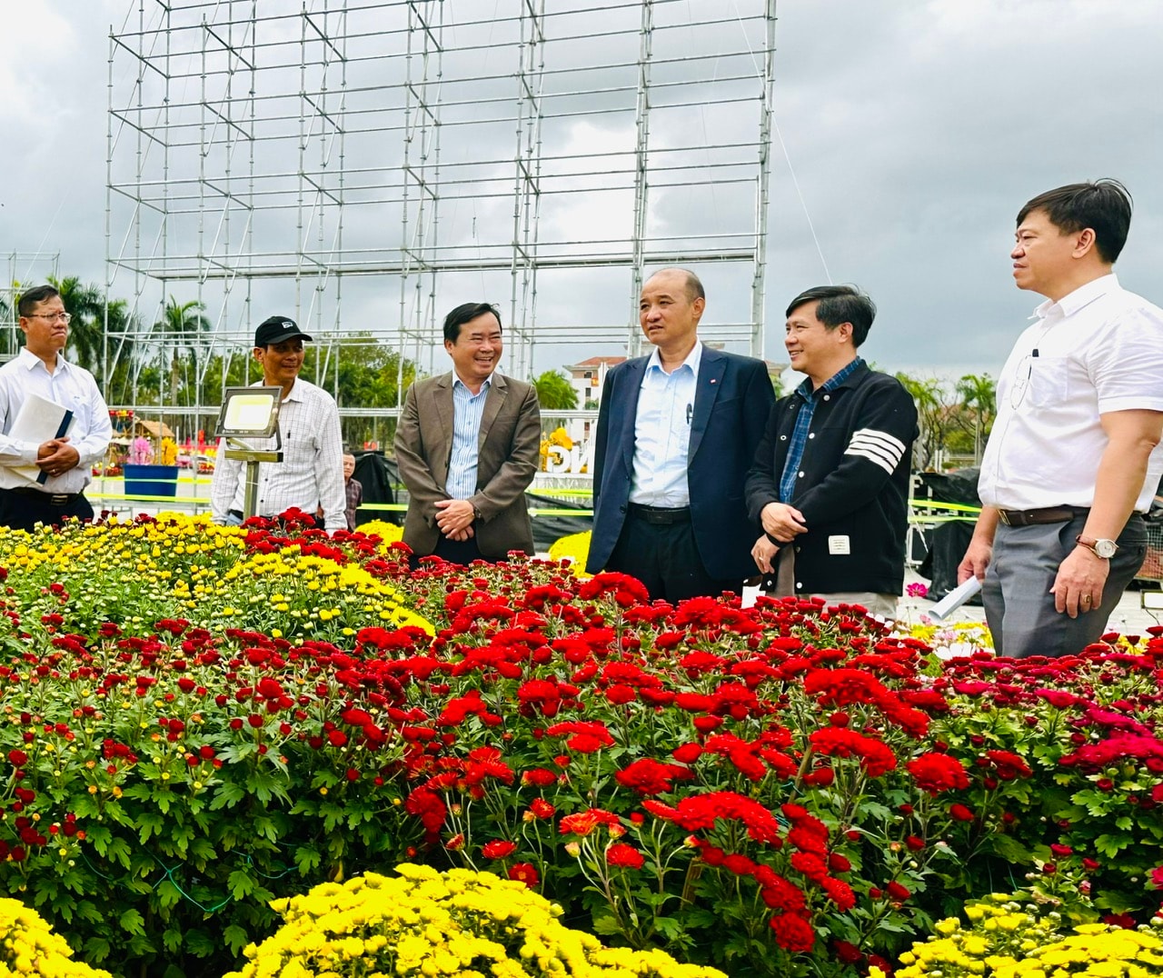 Phó Chủ tịch UBND thành phố Lê Quang Nam (thứ 3, từ phải sang) kiểm tra các hạng mục trang trí hoa tươi. ẢNH XUÂN HIẾU