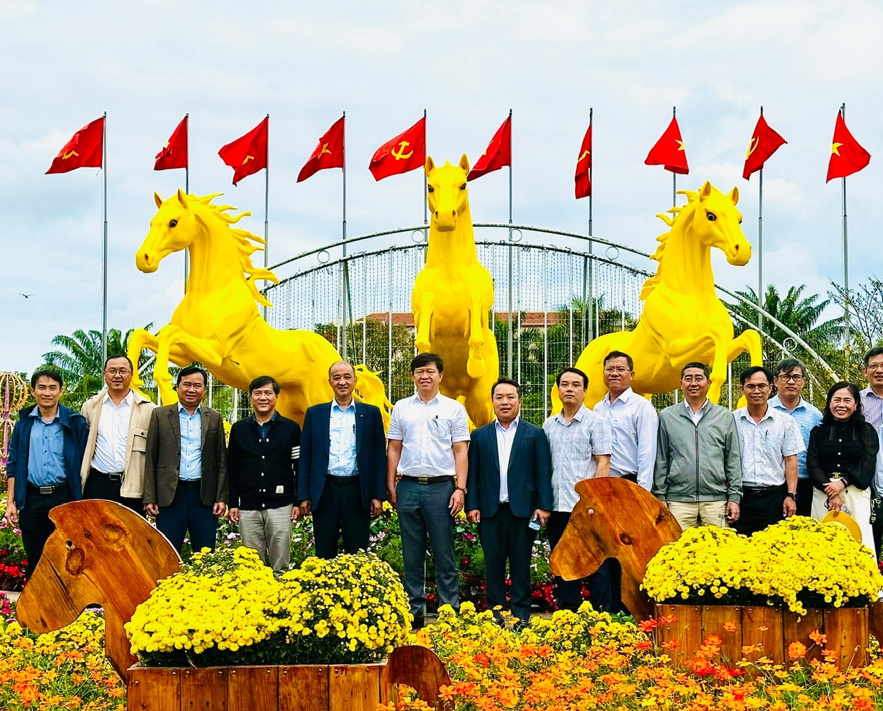 Phó Chủ tịch UBND thành phố Lê Quang Nam (thứ 5, từ trái qua)chụp hình lưu niệm tại cụm Tam mã phi thiên. ẢNH XUÂN HIÉU